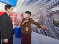 The cargo clearance facilities of the Liantang Port/Heung Yuen Wai Boundary Control Point opened today (August 26) with an opening ceremony held at the Customs Cargo Inspection Area of the Liantang Port in Shenzhen. Photo shows the Director of Architectural Services, Mrs Sylvia Lam (right), introducing an exhibition on the new port to the Secretary for Security, Mr John Lee (left), before the ceremony.