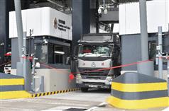 The cargo clearance facilities at Liantang Port/Heung Yuen Wai Boundary Control Point commence operation today (August 26). The first lot of Hong Kong goods vehicles passes through the control points of the Customs and Excise Department to leave the territory.