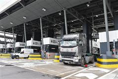The cargo clearance facilities at Liantang Port/Heung Yuen Wai Boundary Control Point commence operation today (August 26). The first lot of Hong Kong goods vehicles passes through the control points of the Customs and Excise Department to leave the territory.