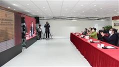 中央援建香港临时医院项目今日（一月二十日）举行竣工移交仪式。图示行政长官林郑月娥（前排右二）透过网上连线，联同广东省省长马兴瑞、深圳市委书记王伟中及国务院港澳事务办公室副主任黄柳权一同主持揭牌仪式。