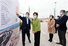 中央援建香港临时医院项目今日（一月二十日）举行竣工移交仪式。图示行政长官林郑月娥（左二）、发展局局长黄伟纶（右一）和食物及卫生局局长陈肇始教授（左三）听取有关项目的介绍。