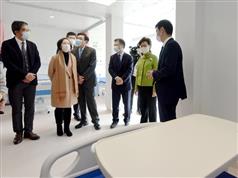 中央援建香港临时医院项目今日（一月二十日）举行竣工移交仪式。图示行政长官林郑月娥（右二）、发展局局长黄伟纶（左一）和食物及卫生局局长陈肇始教授（左二）参观负气压病房。
