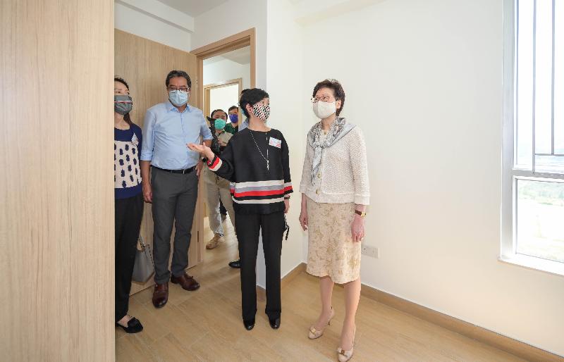 The Chief Executive, Mrs Carrie Lam, today (May 21) officiated at the completion ceremony of the Married Quarters for the Fire Services Department at Pak Shing Kok, Tseung Kwan O. Photo shows Mrs Lam (first right), accompanied by the Secretary for Development, Mr Michael Wong (second left), and the Director of Architectural Services, Ms Winnie Ho (second right), visiting a quarter unit built using the Modular Integrated Construction method.