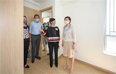 行政長官林鄭月娥今日（五月二十一日）主持將軍澳百勝角消防處已婚人員宿舍竣工儀式。圖示林鄭月娥（右一）在發展局局長黃偉綸（左二）與建築署署長何永賢（右二）陪同下參觀以「組裝合成」建築法興建的宿舍單位。