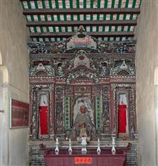 政府今日（七月十六日）刊宪，公布古物事务监督（即发展局局长）根据《古物及古迹条例》将位于西营盘的般咸道官立小学、大埔的旧大埔警署和沙头角的协天宫列为法定古迹。图示协天宫后进明间神龛的三层彩色花罩配有手工精细的镂雕花卉、动物和吉祥物图案。