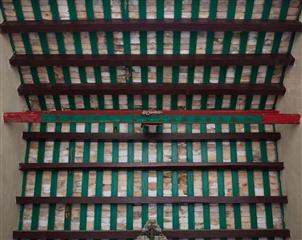 政府今日（七月十六日）刊宪，公布古物事务监督（即发展局局长）根据《古物及古迹条例》将位于西营盘的般咸道官立小学、大埔的旧大埔警署和沙头角的协天宫列为法定古迹。图示协天宫内原有灯梁刻有“光绪贰拾年岁次甲午季冬月吉旦重修”，即一八九四年。