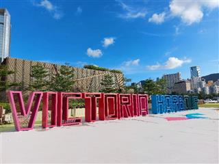 「东岸公园主题区（第一期）」将于周六（九月二十五日）正式开放。主题区将展出首个以维港为主题的大型字型艺术装置「香港之光」。有关装置由黄鋈晖和林熹敏设计，透过五光十色的字体、香港各区的中文名字及网格设计展现维港的朝气。