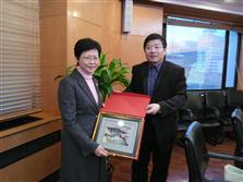 發展局局長林鄭月娥致送紀念品予北京市規劃委員會副主任談緒祥。