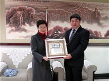 發展局局長林鄭月娥致送紀念品予國家文物局局長單霽翔。