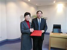 國家水利部副部長胡四一致送紀念品予發展局局長林鄭月娥。