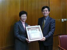 發展局局長林鄭月娥致送紀念品予國家發展和改革委員會發展規劃司副司長田錦塵。