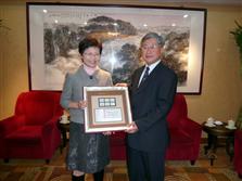 發展局局長林鄭月娥致送紀念品予國家建設部部長汪光燾。