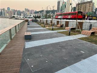 The Pierside Precinct located near the Wan Chai Ferry Pier was further opened today (November 26). The newly opened space features a pet garden where pets can run freely, allowing owners and their pets to enjoy a great time.
