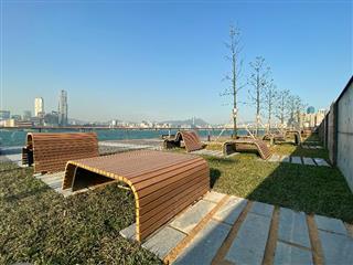 The Pierside Precinct located near the Wan Chai Ferry Pier was further opened today (November 26). The newly opened space features a pet garden where pets can run freely, allowing owners and their pets to enjoy a great time.
