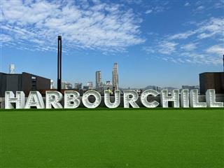 灣仔渡輪碼頭旁的「渡輪碼頭畔主題區」今日（十一月二十六日）進一步開放。毗鄰「渡輪碼頭畔主題區」的「HarbourChill海濱休閒站」亦於今日進一步開放。場地鋪有人造草皮並放置「HarbourChill」發光字型裝置。
