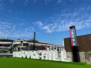 灣仔渡輪碼頭旁的「渡輪碼頭畔主題區」今日（十一月二十六日）進一步開放。毗鄰「渡輪碼頭畔主題區」的「HarbourChill海濱休閒站」亦於今日進一步開放。場地鋪有人造草皮並放置「HarbourChill」發光字型裝置。
