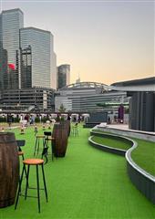 灣仔渡輪碼頭旁的「渡輪碼頭畔主題區」今日（十一月二十六日）進一步開放。毗鄰「渡輪碼頭畔主題區」的「HarbourChill海濱休閒站」亦於今日進一步開放。場地設有弧形的戶外階梯平台及特色桌椅，為市民提供更多休息及用餐空間。