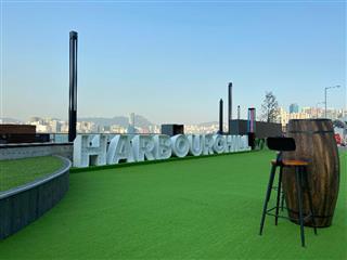 灣仔渡輪碼頭旁的「渡輪碼頭畔主題區」今日（十一月二十六日）進一步開放。毗鄰「渡輪碼頭畔主題區」的「HarbourChill海濱休閒站」亦於今日進一步開放。場地設有弧形的戶外階梯平台及特色桌椅，為市民提供更多休息及用餐空間。