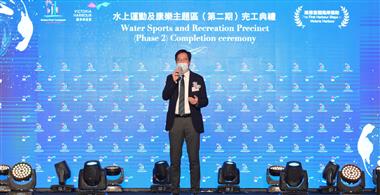位於灣仔海濱的維多利亞港首條「海岸堤階」及「水上運動及康樂主題區（第二期）」將於十二月二十四日正式開放，發展局局長黃偉綸今日（十二月十七日）傍晚於竣工典禮致辭。
