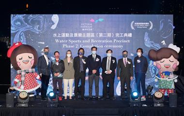 位於灣仔海濱的維多利亞港首條「海岸堤階」及「水上運動及康樂主題區（第二期）」將於十二月二十四日正式開放，發展局局長黃偉綸（右四）、署理土木工程拓展署署長李偉彬（右二）、海濱事務委員會主席吳永順（左四）及其他主禮嘉賓今日（十二月十七日）傍晚主持竣工典禮。
