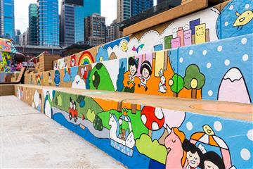 位於灣仔海濱的維多利亞港首條「海岸堤階」及「水上運動及康樂主題區（第二期）」將於十二月二十四日正式開放。「海岸堤階」上有一幅以「Chocolate Rain」及水上運動為題的20米巨型畫作，市民可於海上從另一角度欣賞作品。
