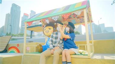 位於灣仔海濱的維多利亞港首條「海岸堤階」及「水上運動及康樂主題區（第二期）」將於十二月二十四日正式開放。「海岸堤階」上設有特別設計的戶外桌椅和遮陽設施，供巿民享用及打卡。
