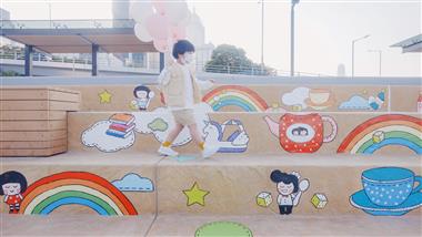 位於灣仔海濱的維多利亞港首條「海岸堤階」及「水上運動及康樂主題區（第二期）」將於十二月二十四日正式開放。「海岸堤階」讓遊人可拾級而下親近水體。
