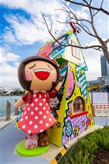 位於灣仔海濱的維多利亞港首條「海岸堤階」及「水上運動及康樂主題區（第二期）」將於十二月二十四日正式開放。為豐富遊人體驗，主題區設有以「Chocolate Rain」及水上運動為題的藝術裝置和聖誕裝飾。
