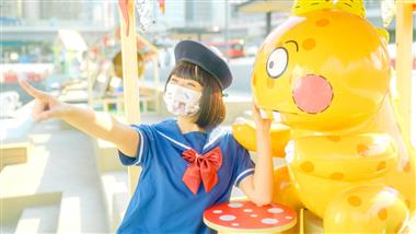 位於灣仔海濱的維多利亞港首條「海岸堤階」及「水上運動及康樂主題區（第二期）」將於十二月二十四日正式開放。為豐富遊人體驗，主題區設有以「Chocolate Rain」及水上運動為題的藝術裝置和聖誕裝飾。
