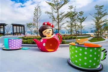 位於灣仔海濱的維多利亞港首條「海岸堤階」及「水上運動及康樂主題區（第二期）」將於十二月二十四日正式開放。為豐富遊人體驗，主題區設有以「Chocolate Rain」及水上運動為題的藝術裝置和聖誕裝飾。
