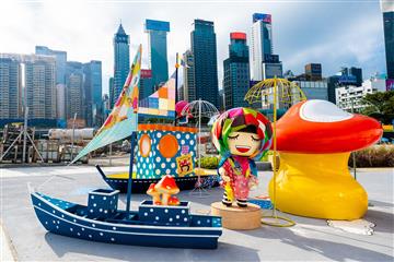 位於灣仔海濱的維多利亞港首條「海岸堤階」及「水上運動及康樂主題區（第二期）」將於十二月二十四日正式開放。為豐富遊人體驗，主題區設有以「Chocolate Rain」及水上運動為題的藝術裝置和聖誕裝飾。
