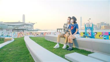 位於灣仔海濱的維多利亞港首條「海岸堤階」及「水上運動及康樂主題區（第二期）」將於十二月二十四日正式開放。為豐富遊人體驗，主題區設有以「Chocolate Rain」及水上運動為題的藝術裝置和聖誕裝飾。
