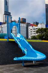 位於灣仔海濱的維多利亞港首條「海岸堤階」及「水上運動及康樂主題區（第二期）」將於十二月二十四日正式開放。主題區將全日開放，除了提供草地、戶外桌椅、遮陽及兒童遊樂等設施外，亦設有多功能活動場地。
