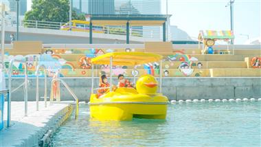 位於灣仔海濱的維多利亞港首條「海岸堤階」及「水上運動及康樂主題區（第二期）」將於十二月二十四日正式開放。市民可在主題區內租用水上單車。