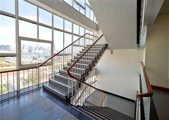 政府今日（五月二十日）刊宪，公布古物事务监督（即发展局局长）根据《古物及古迹条例》将位于中环的回教清真礼拜总堂和香港大会堂，以及旺角的雷生春列为法定古迹。图示位于香港大会堂高座的楼梯，透过窗户可眺望维多利亚港景色。