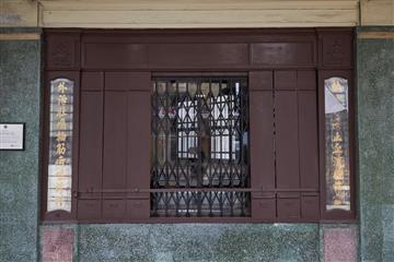 政府今日（五月二十日）刊宪，公布古物事务监督（即发展局局长）根据《古物及古迹条例》将位于中环的回教清真礼拜总堂和香港大会堂，以及旺角的雷生春列为法定古迹。图示雷生春药店原有的橱窗连遮板，至今仍保存良好。