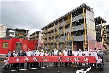 發展局局長黃偉綸和食物及衞生局局長陳肇始教授今日（五月二十七日）下午視察啟德社區隔離設施。圖示黃偉綸（左十三）、陳肇始教授（中）、建築署署長何永賢（左十四）與承建商中國建築國際集團助理總裁黃江（左十五）及其他嘉賓合照。