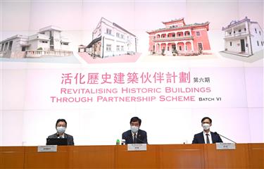 The Secretary for Development, Mr Michael Wong (centre), and the Chairman of the Advisory Committee on Built Heritage Conservation, Professor Lau Chi-pang (left), hold a press conference today (June 14) to announce the selection results for Batch VI of the Revitalising Historic Buildings Through Partnership Scheme. Also present is the Commissioner for Heritage, Mr Ivanhoe Chang (right).