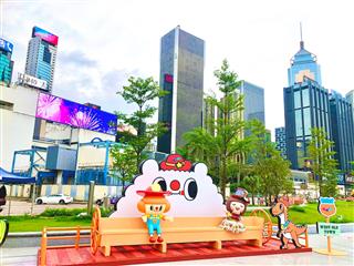 行政长官林郑月娥今日（六月十六日）主持海滨庆祝特区成立二十五周年活动「仲夏．维港」启动礼。全新「期间限定」夏日小天地于六个海滨推出，包括以阳光下西部小镇为题的湾仔「水上运动及康乐主题区」。