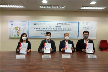 土木工程拓展署西拓展處處長莫永昌（左二） 今日（八月二十三日）與同利工程公司的代表簽署合約，以展開元朗南第一期發展工地平整及基礎設施工程。