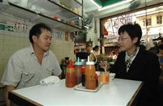 发展局局长林郑月娥与北河街一间传统豆品店店主倾谈。