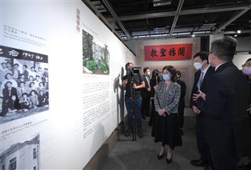 Jointly presented by the National Cultural Heritage Administration and the Development Bureau for the first time, the "Inseparable Ties: Cohesion as Told by Hong Kong Historic Buildings" exhibition officially opened today (November 9). Photo shows the Secretary for Development, Ms Bernadette Linn (third right); and Deputy Administrator of the National Cultural Heritage Administration, Mr Lu Jin (second right), tour the exhibtion.