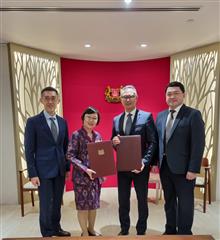 The Permanent Secretary for Development (Works), Mr Ricky Lau, signed a Memorandum of Understanding in Singapore today (December 1) to enhance expertise and experience exchanges in infrastructure project management and delivery between the two places. Picture shows (from left) the Executive Director of the Centre for Public Project Management of the Ministry of Finance of Singapore, Mr Chia Ser Huei; the Permanent Secretary of the Ministry of Finance of Singapore, Mrs Tan Ching Yee; Mr Lau; and the Head of the Project Strategy and Governance Office of the Development Bureau, Mr John Kwong, at the signing ceremony.