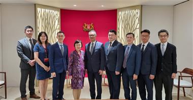 The Permanent Secretary for Development (Works), Mr Ricky Lau, signed a Memorandum of Understanding in Singapore today (December 1) to enhance expertise and experience exchanges in infrastructure project management and delivery between the two places. Picture shows (from third left) the Executive Director of the Centre for Public Project Management of the Ministry of Finance of Singapore, Mr Chia Ser Huei; the Permanent Secretary of the Ministry of Finance of Singapore, Mrs Tan Ching Yee; Mr Lau; and the Head of the Project Strategy and Governance Office of the Development Bureau, Mr John Kwong, at the signing ceremony.