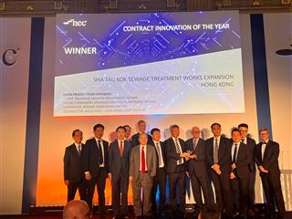 The Development Bureau and its works departments achieved encouraging results with multiple awards and commendations at the New Engineering Contract Annual Conference 2023 and Prize Presentation Ceremony of the Martin Barnes Awards 2023 in London, the United Kingdom today (July 13, London time). Photo shows the Assistant Director of Drainage Services, Mr Raymond Lee (sixth right), receiving the Contract Innovation of the Year award on behalf of the Drainage Services Department at the ceremony.