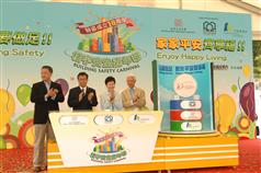 發展局局長林鄭月娥（右二）屋宇署署長張孝威（左二）、香港房屋協會主席楊家聲（右一）及市區重建局主席張震遠（左一）主持「樓宇安全嘉年華」開幕典禮。