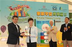 屋宇署署長張孝威代表屋宇署、香港房屋協會及市區重建局向發展局局長林鄭月娥致送紀念品。 