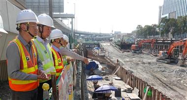 The works departments carried out surprise inspections in the past week, targeting high-risk processes in public works sites, in particular lifting operation and work at height to curb unsafe practices. The Acting Director of Drainage Services, Mr Peter Chui (first left), was inspecting a site of the public works under his charge.