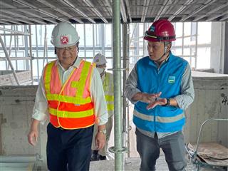 The works departments carried out surprise inspections in the past week, targeting high-risk processes in public works sites, in particular lifting operation and work at height to curb unsafe practices. The Director of Electrical and Mechanical Services, Mr Eric Pang (left), was inspecting a site of the public works under his charge.