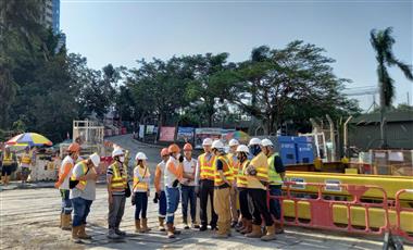 The works departments carried out surprise inspections in the past week, targeting high-risk processes in public works sites, in particular lifting operation and work at height to curb unsafe practices. The Director of Highways, Mr Jimmy Chan (sixth right), was inspecting a site of the public works under his charge.